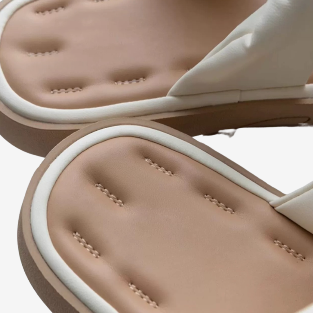 Adélaïde™ Leather Flat Sandals