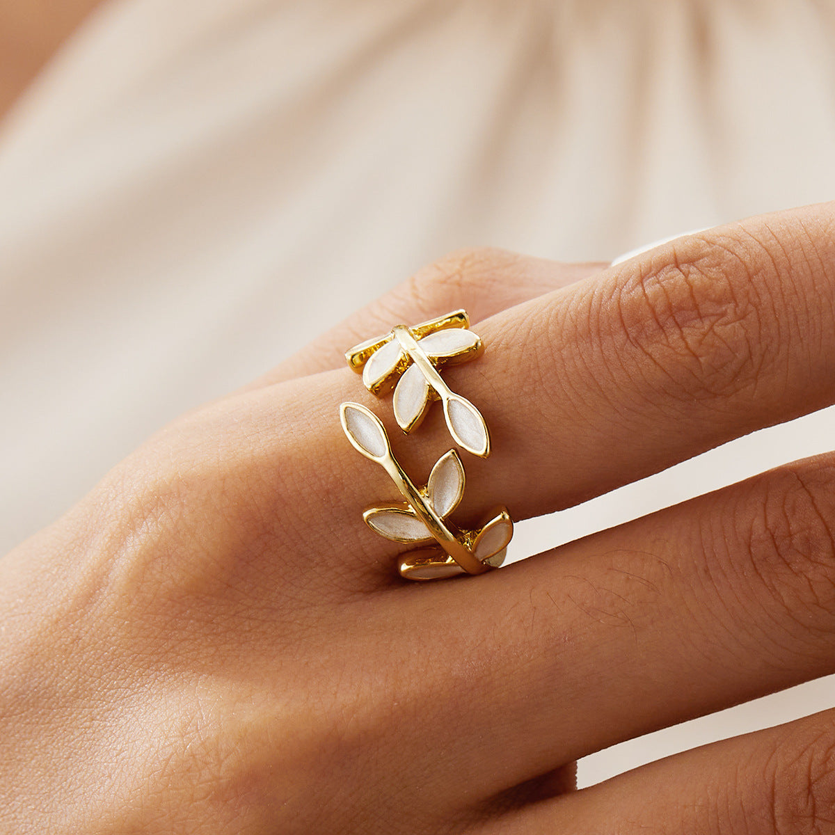 Issabeau™ Adjustable Foliage Ring