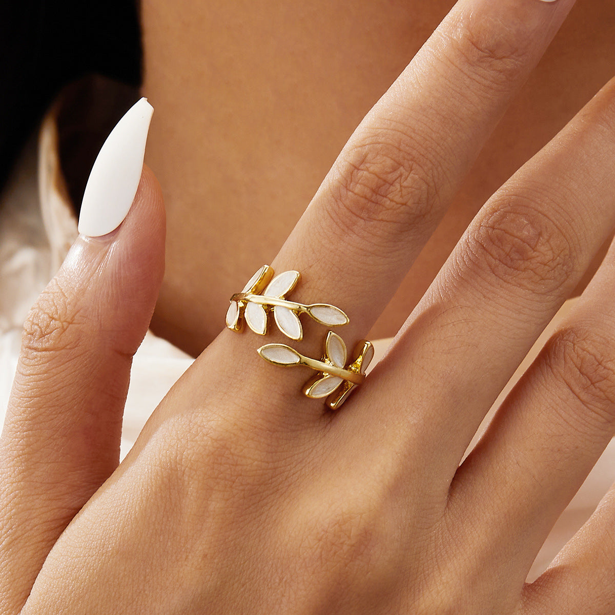 Issabeau™ Adjustable Foliage Ring